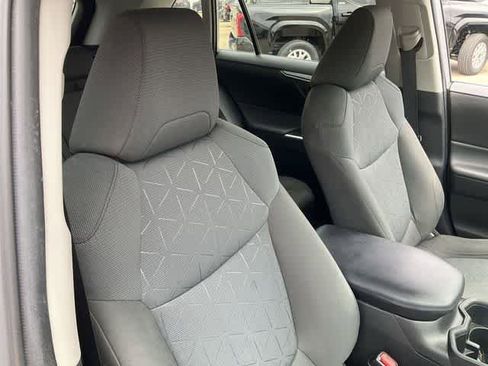 Used 2022 Toyota RAV4 XLE w/ Convenience Package FWD image 18