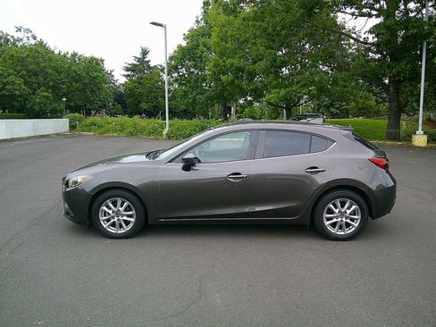 Used 2016 MAZDA MAZDA3 i Touring w/ Popular Equipment Package FWD image 2