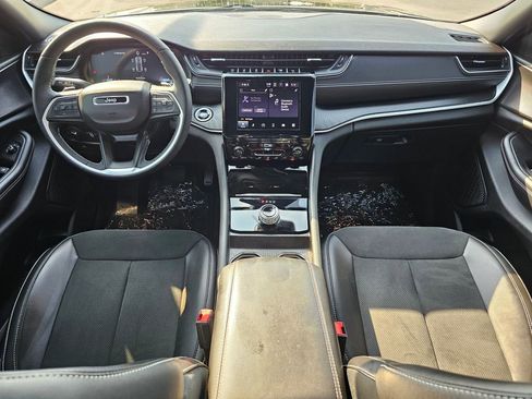 Used 2025 Jeep Grand Cherokee Altitude image 10