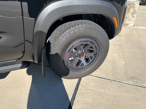 Used 2025 Nissan Frontier PRO-4X w/ Black Accent Package image 12