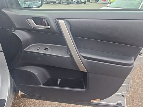 Used 2012 Toyota Highlander SE w/ Tow Pkg image 25