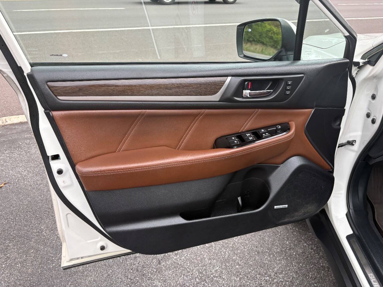 Used 2017 Subaru Outback 3.6R Touring AWD/4WD image 19