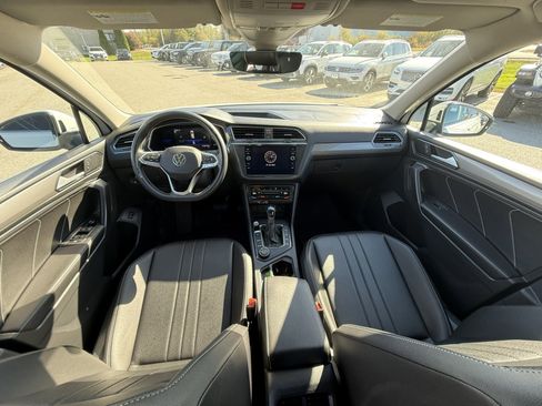 Certified 2022 Volkswagen Tiguan SE image 9