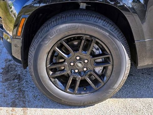 Used 2023 Land Rover Defender 130 X-Dynamic SE image 8