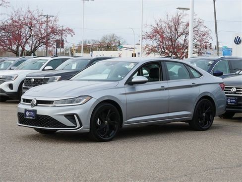 Certified 2025 Volkswagen Jetta SE image 3