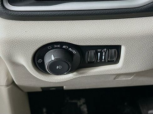 Certified 2024 Chrysler Pacifica Touring-L image 17