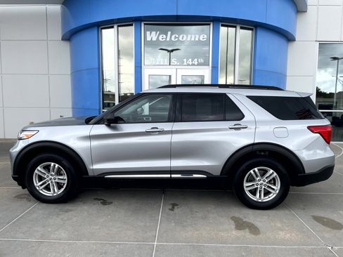 Used 2021 Ford Explorer XLT w/ Equipment Group 202A AWD/4WD image 1