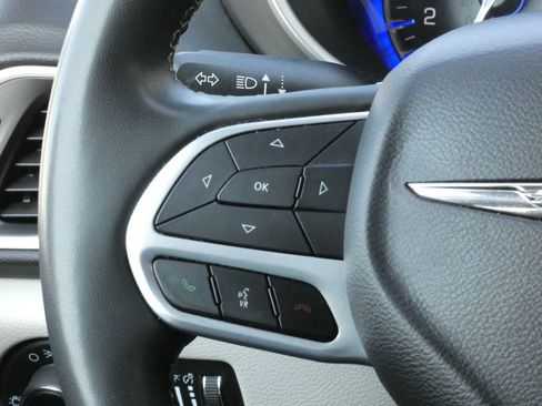 Used 2023 Chrysler Pacifica Touring-L FWD image 15