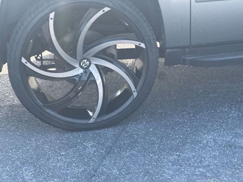 Used 2012 Chevrolet Avalanche LTZ image 11