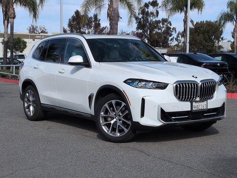 Certified 2024 BMW X5 sDrive40i w/ Premium Package image 2