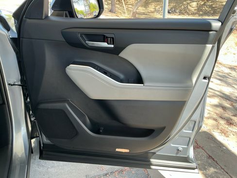 Used 2023 Toyota Highlander XLE FWD image 16