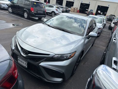 Used 2021 Toyota Camry SE FWD image 2