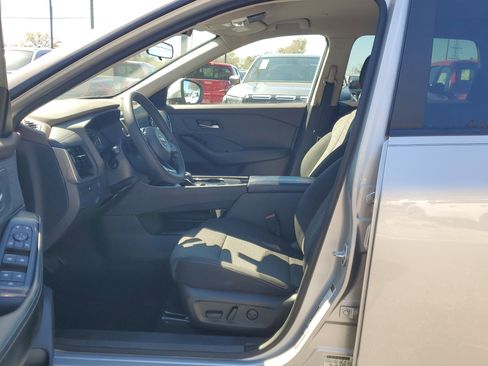 Used 2023 Nissan Rogue SV image 19