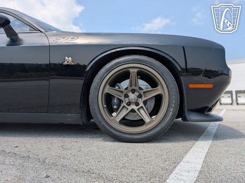 Used 2016 Dodge Challenger R/T Scat Pack w/ Leather Interior Group image 38