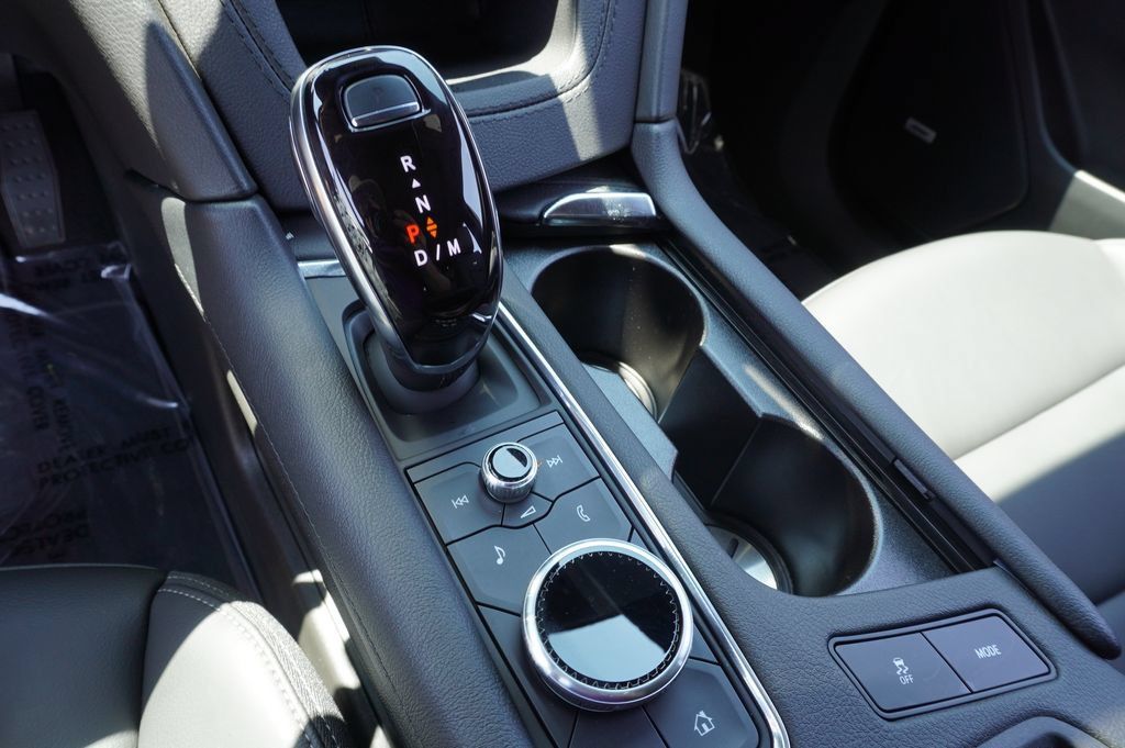 Certified 2025 Cadillac XT6 Luxury FWD image 23