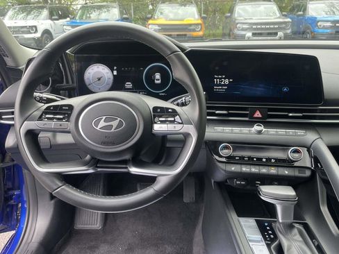 Used 2025 Hyundai Elantra SEL FWD image 2