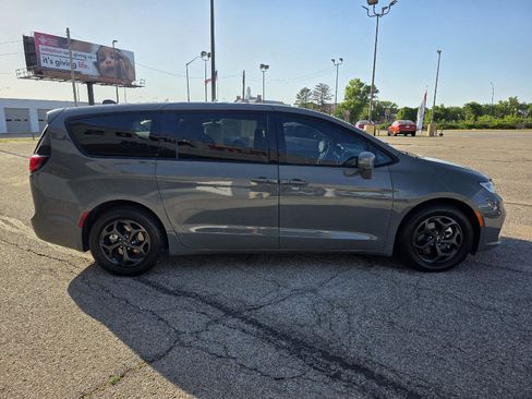 Used 2022 Chrysler Pacifica Touring-L w/ Uconnect Theater Family Group FWD image 4