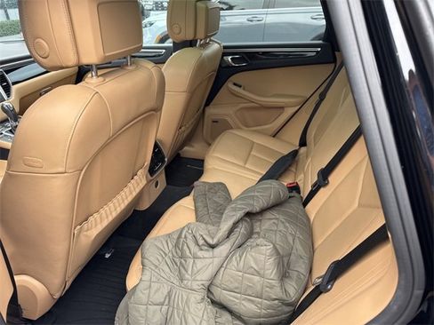 Used 2018 Porsche Macan image 3