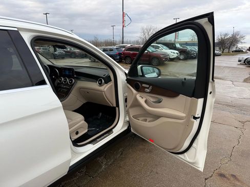 Used 2021 Mercedes-Benz GLC 300 4MATIC image 24