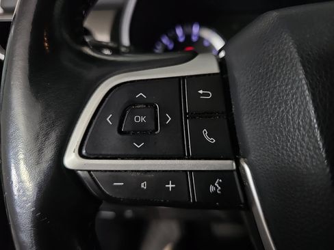 Used 2022 Toyota Highlander LE AWD/4WD image 17