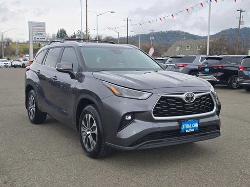 Used 2023 Toyota Highlander XLE image 7