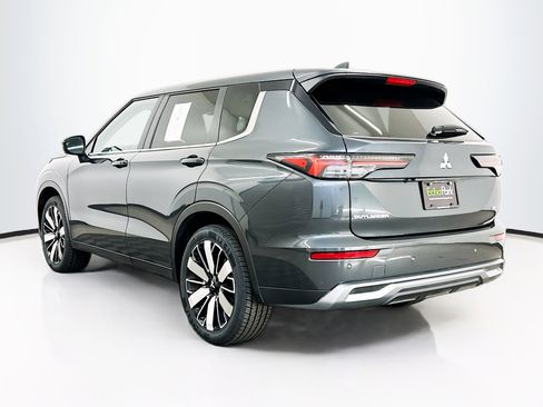 Used 2025 Mitsubishi Outlander SE image 5