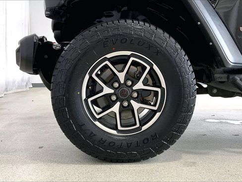 Used 2024 Jeep Wrangler Unlimited Rubicon w/ Convenience Group AWD/4WD image 8