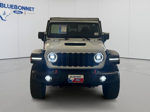 Used 2025 Jeep Gladiator Mojave w/ Convenience Group AWD/4WD image 2