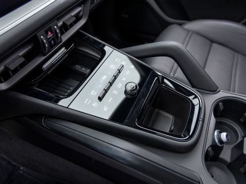 Certified 2026 Porsche Cayenne Coupe AWD/4WD image 38