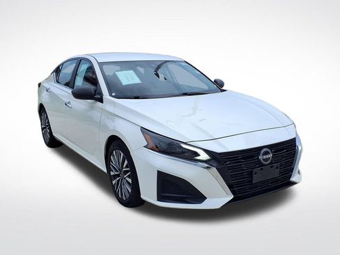Used 2025 Nissan Altima 2.5 SV FWD image 3