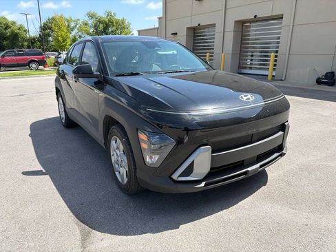 Certified 2025 Hyundai Kona SE FWD image 2