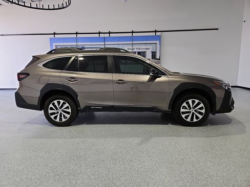Used 2023 Subaru Outback Premium AWD/4WD image 6