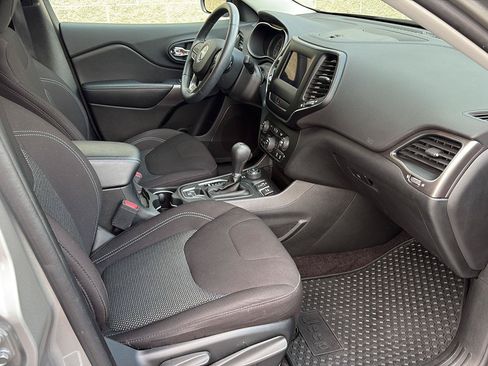 Used 2019 Jeep Cherokee Latitude w/ Cold Weather Group AWD/4WD image 21