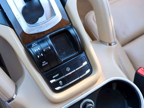 Used 2014 Porsche Cayenne image 49