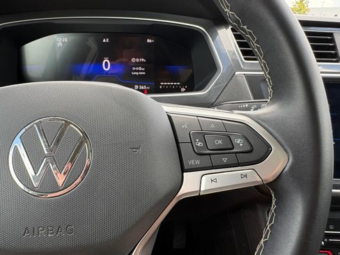 Used 2023 Volkswagen Tiguan SE w/ Panoramic Sunroof Package FWD image 16