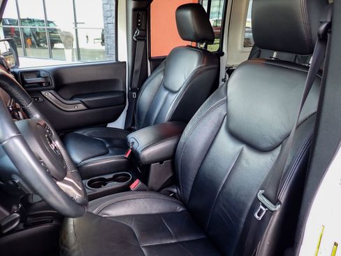 Used 2013 Jeep Wrangler Unlimited Sahara image 20