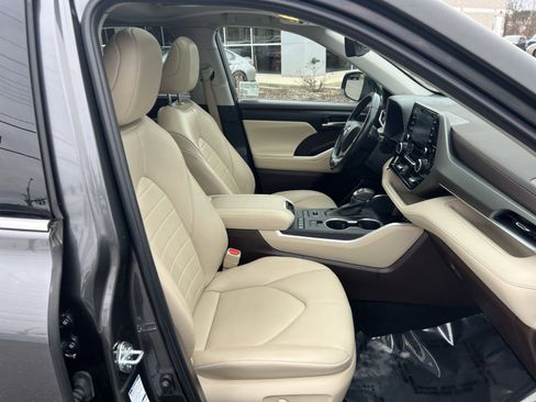 Used 2022 Toyota Highlander XLE image 50