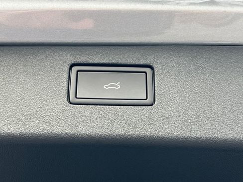 New 2026 Volkswagen Tiguan SE image 17