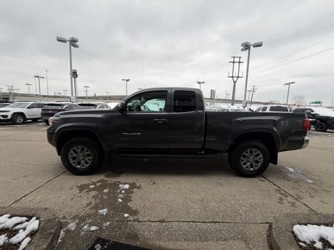 Used 2019 Toyota Tacoma SR5 image 2