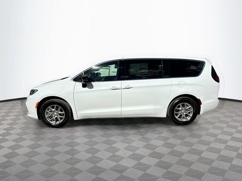 Used 2026 Chrysler Pacifica Select FWD image 5
