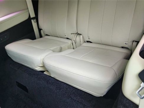 Used 2024 Land Rover Range Rover Long Wheelbase SE image 30