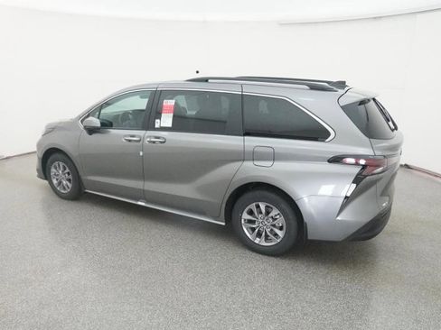 New 2026 Toyota Sienna XLE image 7