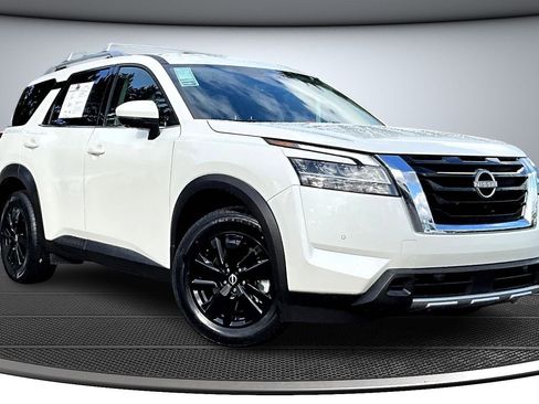 Used 2023 Nissan Pathfinder SL image 1