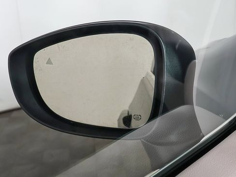 Used 2023 Chrysler Pacifica Touring-L FWD image 38