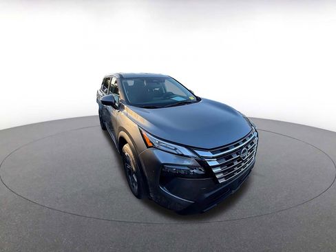 Used 2025 Nissan Rogue SV image 2