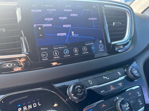 Used 2018 Chrysler Pacifica Touring-L w/ Premium Audio Group FWD image 22