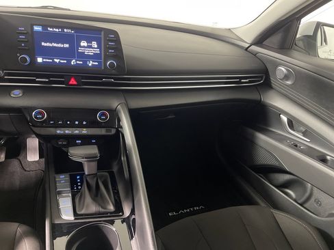 Certified 2025 Hyundai Elantra Hybrid FWD image 17