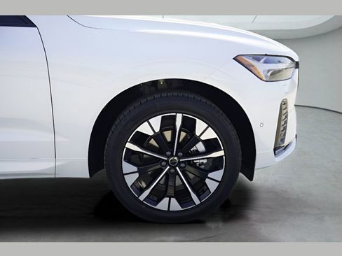 New 2026 Volvo XC60 B5 Plus w/ Climate Package PRO image 3