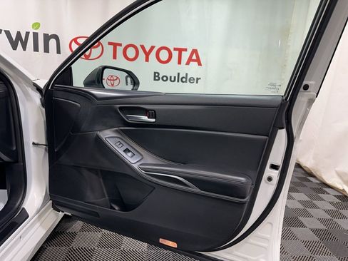 Used 2022 Toyota Avalon XSE image 10