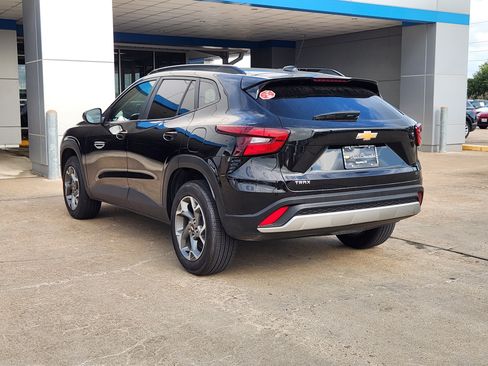 Certified 2025 Chevrolet Trax LT FWD image 8